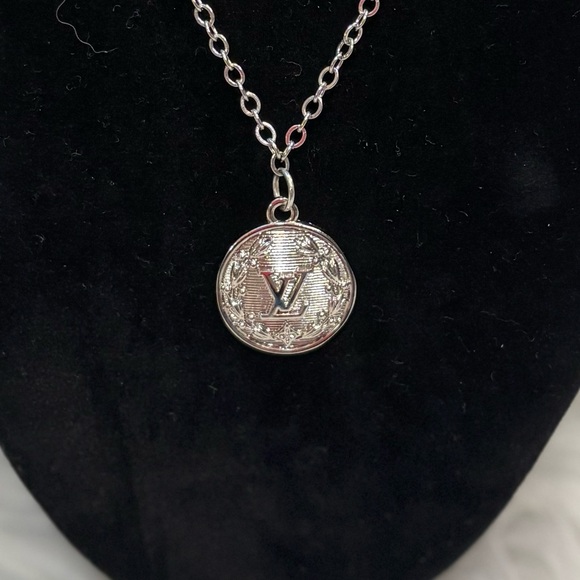 LV stamped zipper pull on unbranded necklace - Picture 1 of 3